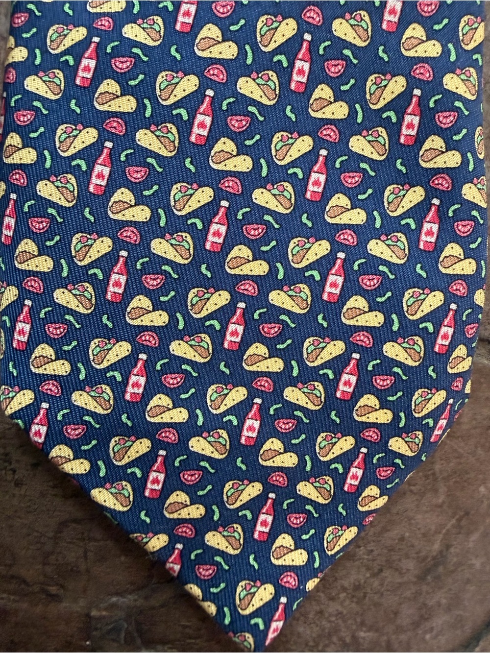 Vineyard Vines New w/ tags Silk 100 % Taco & hot sauce Necktie blue